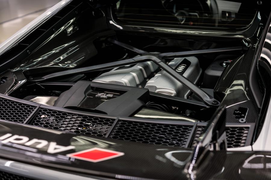 Моторный отсек Audi R8 V10 plus Coupe Competition Package 2018 года  (NA) (фото 5 из 11)